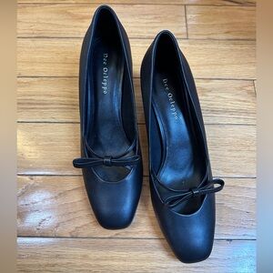 Dee Ocleppo Women's Zion Calf Leather Pumps 
Chic Black block heel with bow